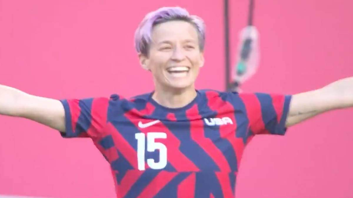 Megan Rapinoe celebra su anotación tras cobrar un tiro de esquina