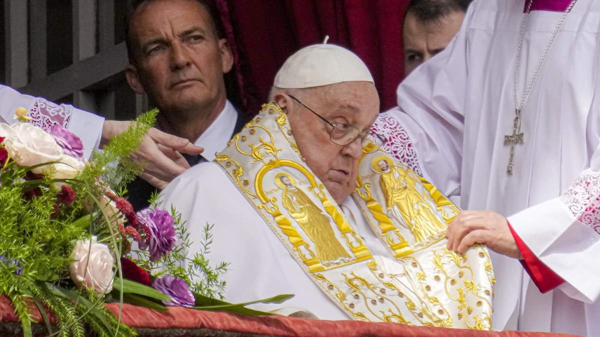 El papa Francisco aparece en la logia central de la Basílica de San Pedro para impartir la bendición Urbi et Orbi este Domingo de Pascua