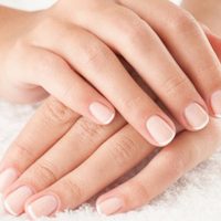 Nail Art con el toque de color justo: la manicura francesa para uñas cortas que vas a pedir en tu próxima cita