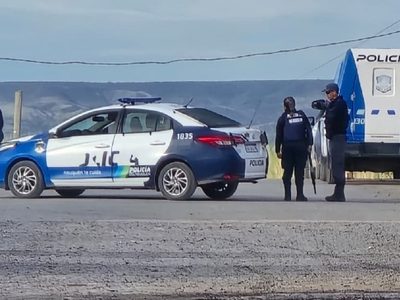 Feroz tiroteo en Centenario; un policía herido y varios detenidos