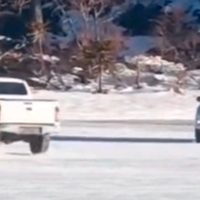 Indignación en Batea Mahuida: vehículos circularon sobre una laguna helada pese a la prohibición