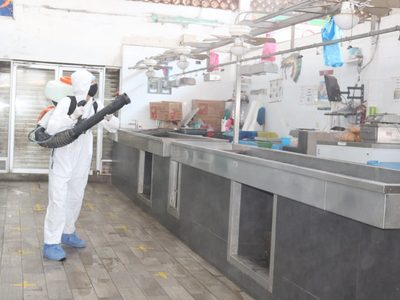 Estudio muestra dónde y cómo es más probable ser contagiado con covid-19