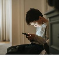 Postura digital: cómo el celular está deformando la columna de los adolescentes y qué ejercicios lo revierten