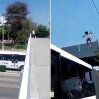 Graban reto de parkour: Joven se lanza desde puente a un autobús “oruga” en León (Video)