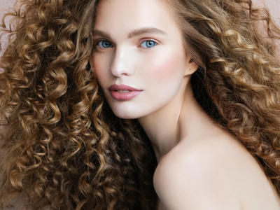 Con solo 3 ingredientes, la mascarilla para reducir el frizz e hidratar al máximo tu cabello rizado