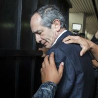 El expresidente guatemalteco Álvaro Colom, detenido por millonario fraude al erario