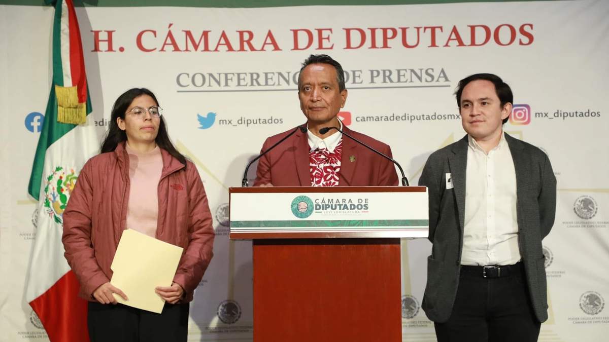 El diputado Jaime Genaro López Vela (centro), acompañado por los concejales Sofía María Vélez Reynoso y Alfonso Flores Durón y Enciso