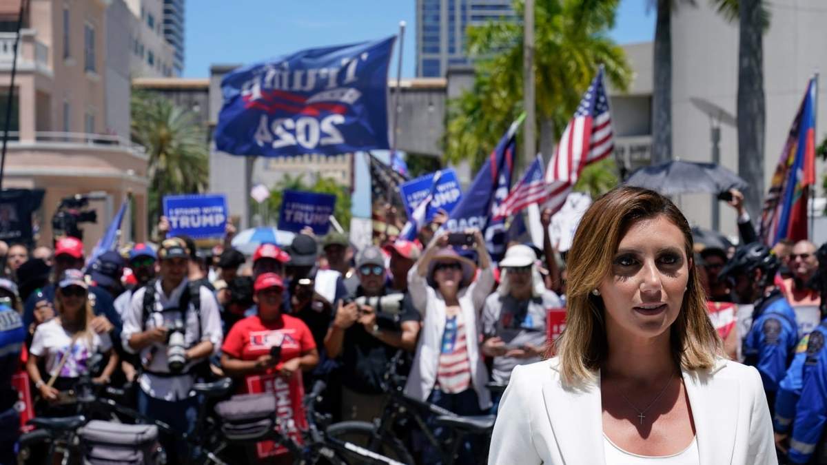 Alina Habba, abogada del expresidente Donald Trump, frente al Palacio de Justicia Wilkie D. Ferguson Jr., en Miami
