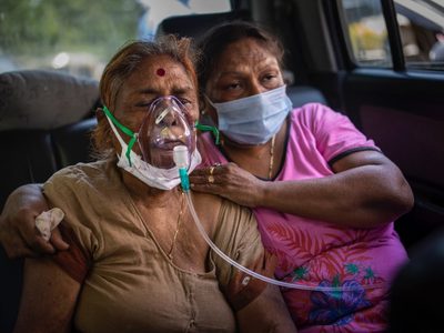India supera de nuevo récord de contagios y muertes diarias por covid-19