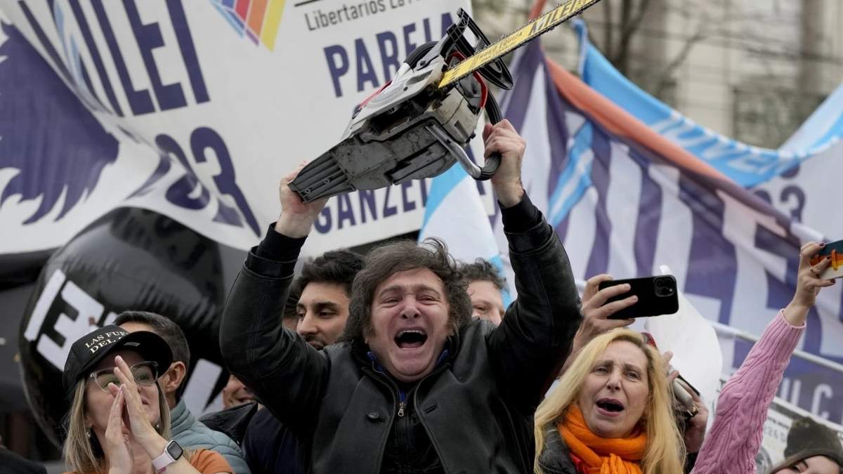 Javier Milei, el aspirante presidencial de la coalición La Libertad Avanza, en un mitin en La Plata, Argentina, el 12 de septiembre de 2023