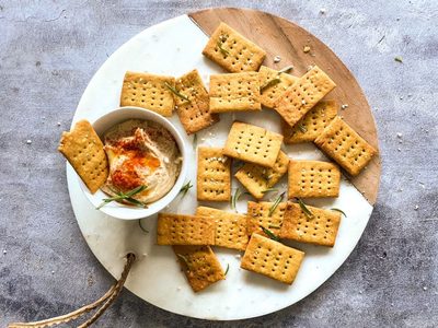 Crackers de queso: comenzá la semana con esta receta, perfecta para untar con queso crema y acompañar con mates
