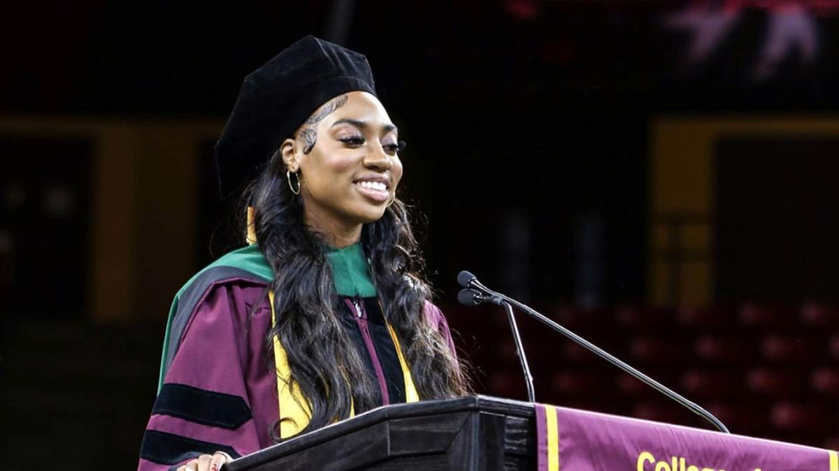 Dorothy Jean Tillman II participa en la ceremonia de graduación de la Universidad Estatal de Arizona