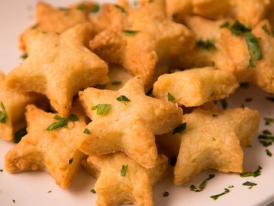 Con 1 solo huevo y 200 gramos de harina, hacé estas deliciosas galletitas de queso para la hora de los mates