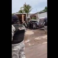 "¡Arriba papá Mencho!" claman presuntos miembros del CJNG que reparten camas y despensas (Video)
