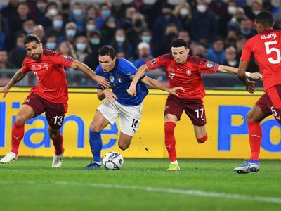 Italia cumple contra Albania y gana 2-1