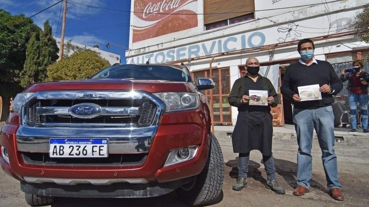 Roberto Carlos Valenzuela y Luís María Aguirre lanzaron la rifa solidaria en Chubut. Fuente: (Twitter)