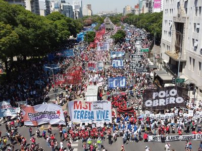 Organizaciones sociales marchan al Ministerio de Desarrollo Social