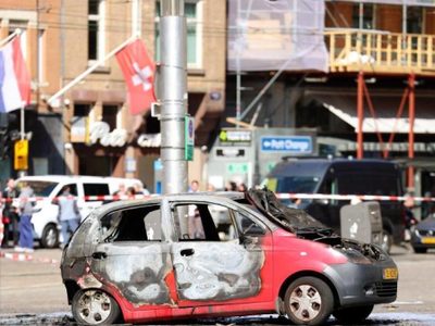 Un auto se incendió en pleno centro de Países Bajos y la policía investiga un ataque terrorista