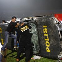 Dos altos cargos del club de futbol Arema, inhabilitados de por vida por estampida con 133 muertos