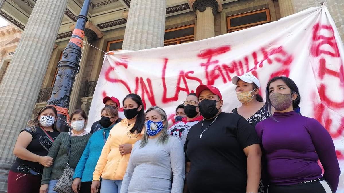El plantón de mujeres buscadoras frente al Teatro Juárez