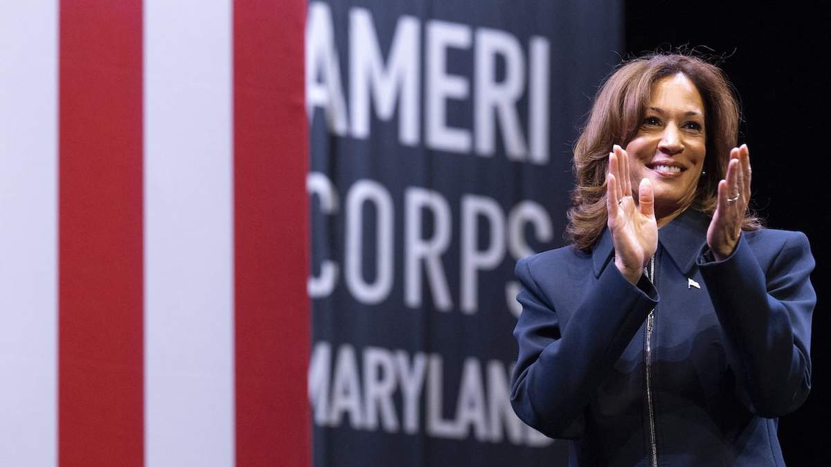 La vicepresidenta Kamala Harris habla a estudiantes y recién graduados en el Prince George's Community College, en Largo, Maryland