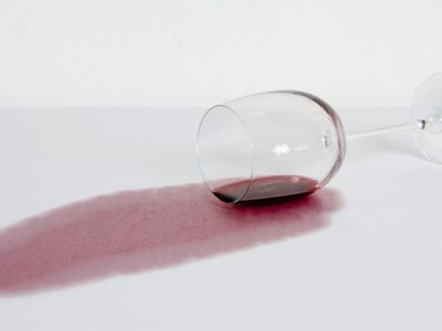 Con solo 1 ingrediente: mirá cómo eliminar las manchas de vino tinto de tu ropa en solo 10 minutos