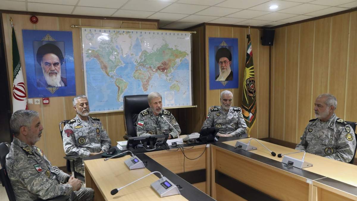El comandante en jefe del Ejército de Irán, el general Amir Hatami, acompañado de oficiales de alto rango