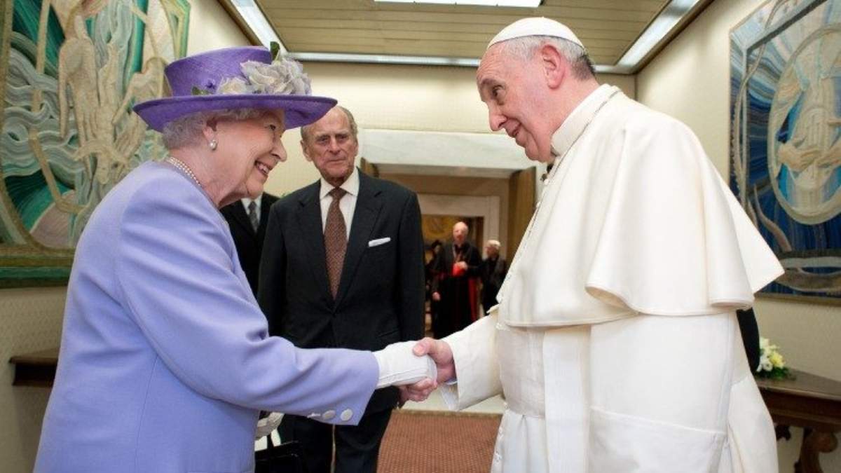 El Papa Francisco con la reina Isabel II en el 2014