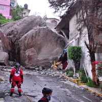 Instalan Centro de atención a personas afectadas por derrumbe en el cerro del Chiquihuite