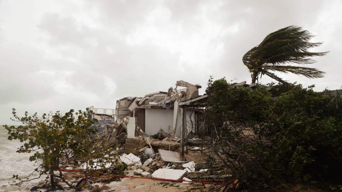 Aspectos de una vivienda destruida tras el paso del Huracán Miltón por la costa yucateca