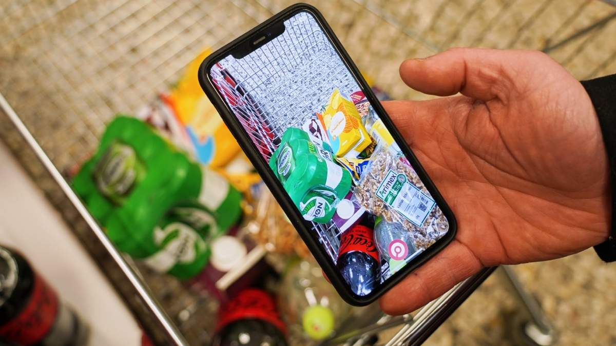 La app "Made O'Meter", desarrollada para ayudar a los compradores a identificar y boicotear productos estadounidenses, se ve en un celular en una tienda de alimentación en Copenhague, el miércoles 28 de enero de 2026