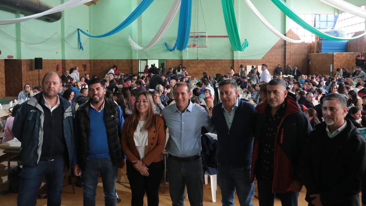 Omar Gutiérrez junto a otras autoridades en el acto aniversario de Huinganco. Fuente: (Twitter)