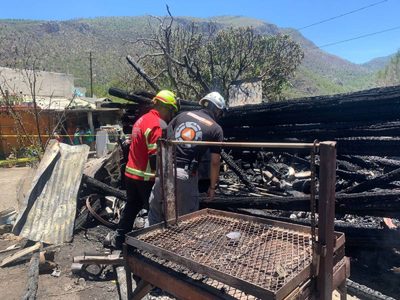Dos niños mueren durante un incendio en su casa en Santiago, NL