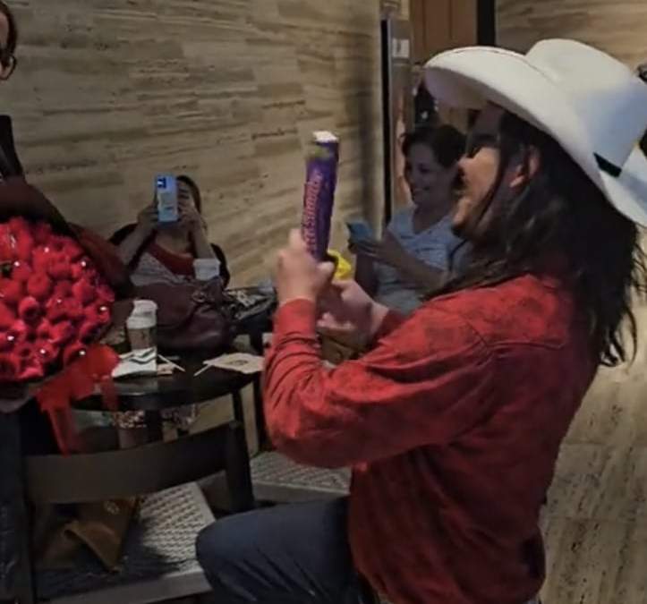 El momento en el que "Flores El Patrón" dispara el confeti