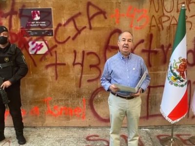 Embajador reprocha pintas contra Israel durante protesta de los padres de los 43 de Ayotzinapa