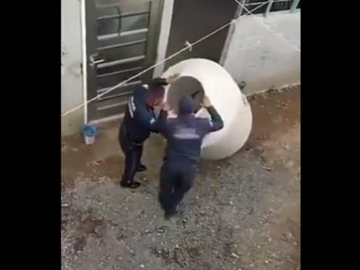 Rescatan a una niña de 3 años del tinaco en el que la dejaron sus padres (Video)