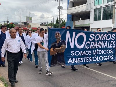 Médicos de Sinaloa marchan en defensa de anestesiólogo de BC detenido por posesión de fentanilo
