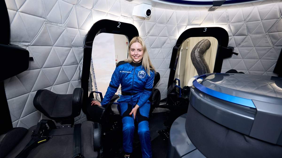 Michaela Benthaus, una ingeniera alemana que busca ser la primera usuaria de una silla de ruedas en el espacio, en un simulacro de cabina espacial en la base de Blue Origin en Van Horn, Texas