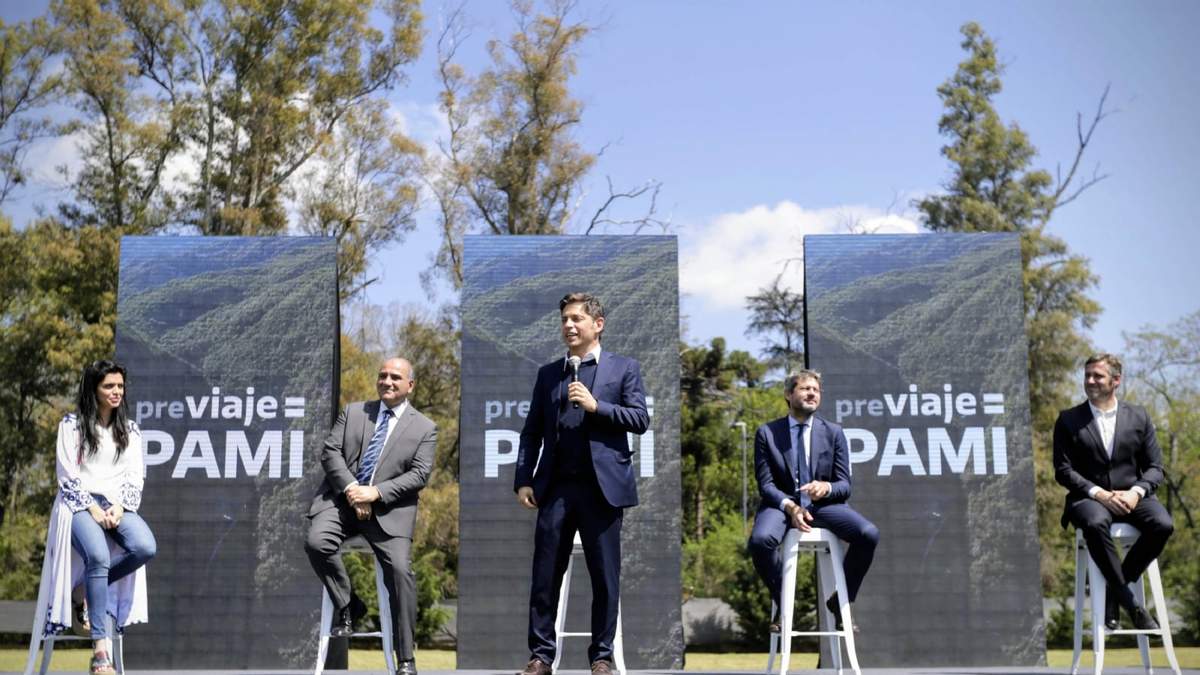 Autoridades gubernamentales durante la presentación del programa Previaje. Fuente: (Twitter)
