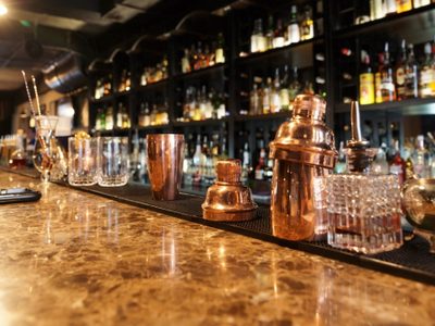 Productores de destilados donan dinero para bares y restaurantes
