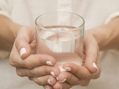 Limpiá tu hogar de las envidias y la energía negativa con solo 1 vaso de agua y estos 2 poderosos elementos