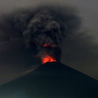 Por riesgo de erupción, evacuan zonas alrededor del volcán Monte Agung, en Bali