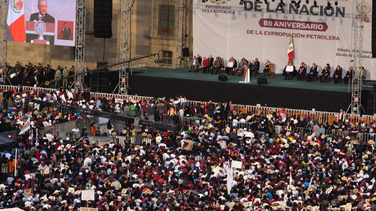 La plana mayor de la 4T en primera fila y separada por vallas del pueblo