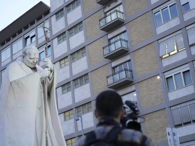 El papa Francisco está sumamente grave por principios de insuficiencia renal, pero sigue consciente