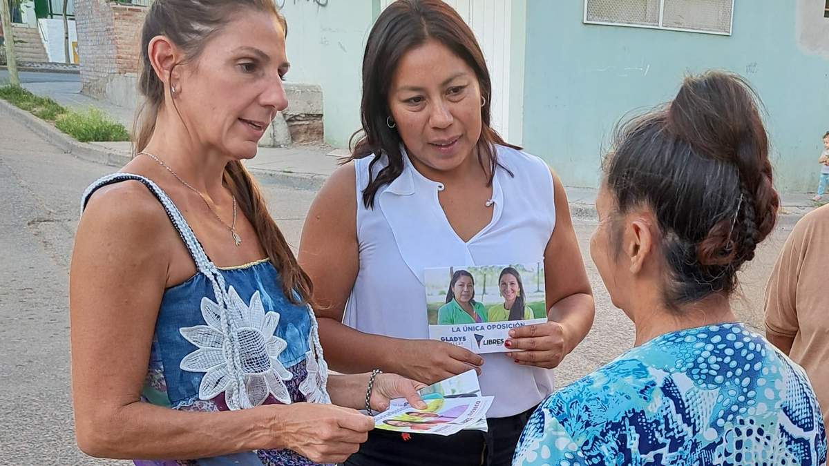 Cecilia Maletti junto a Gladys Aballay. Fuente: (Prensa Libres del Sur)