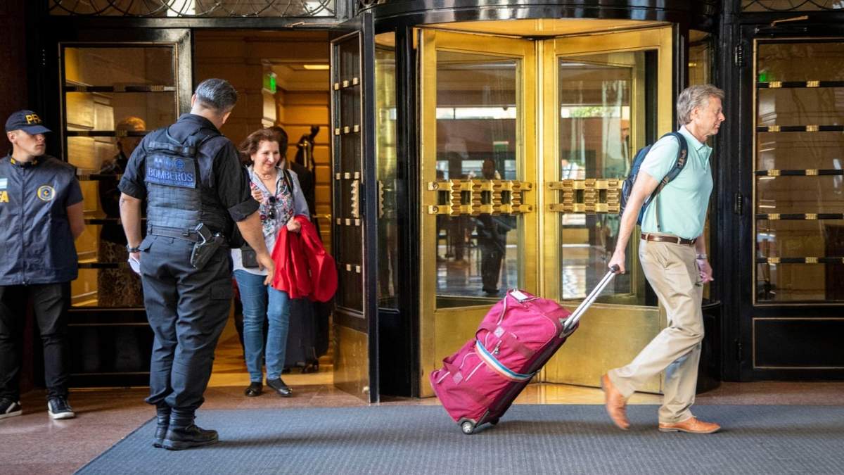 Viajeros retirándose de un hotel porteño. Fuente: (Instagram).