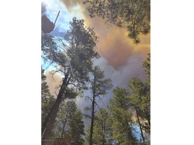 Residentes huyen de Ruidoso, Nuevo México, por fuertes incendios forestales