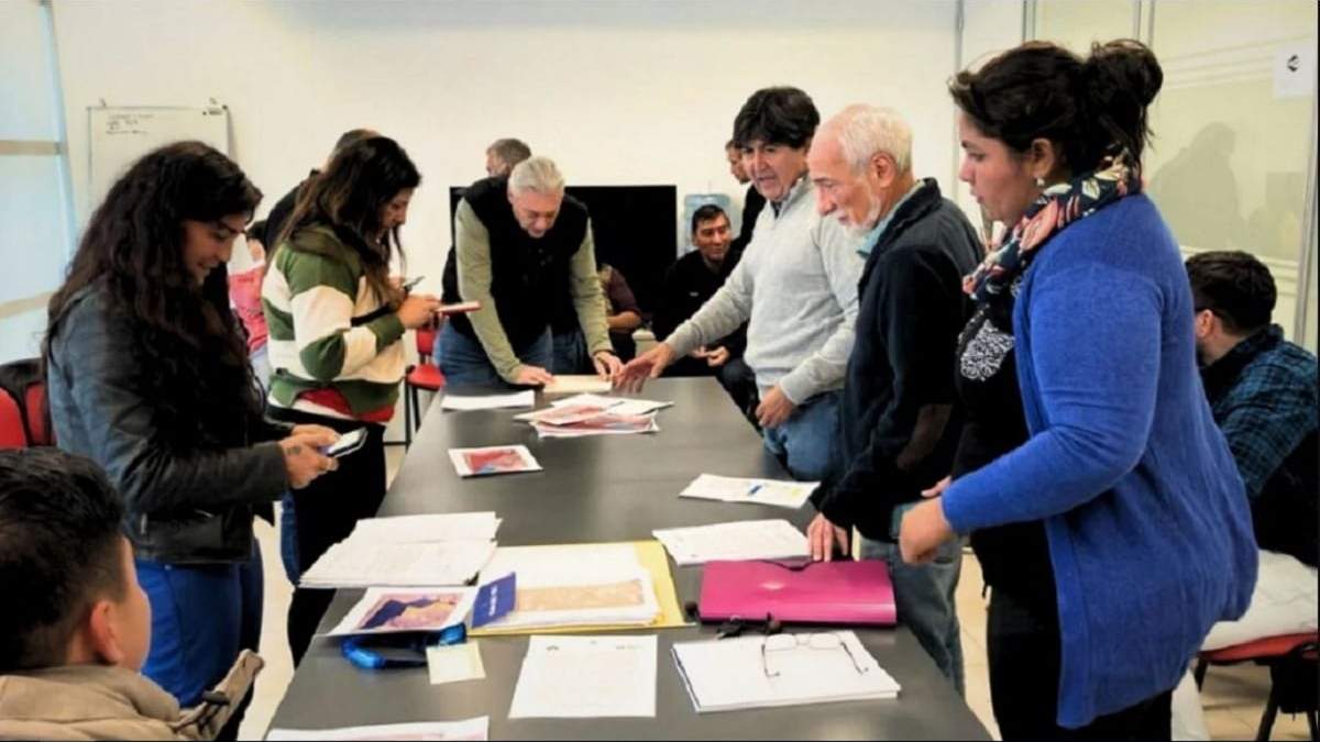 Funcionarios de la municipalidad de Centenario, del EPAS y vecinos en la firma del acuerdo. Fuente: (Mejor Informado)