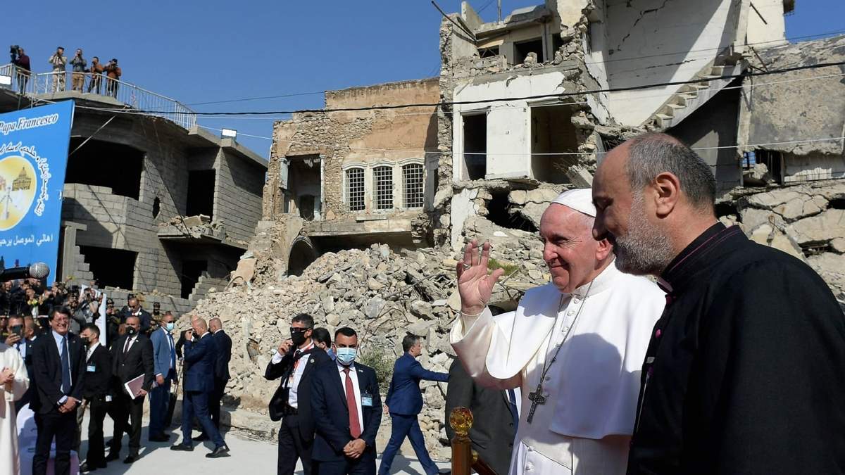 El papa Francisco en la antigua ciudad de Mosul, en Irak. Fuente: (Twitter)
