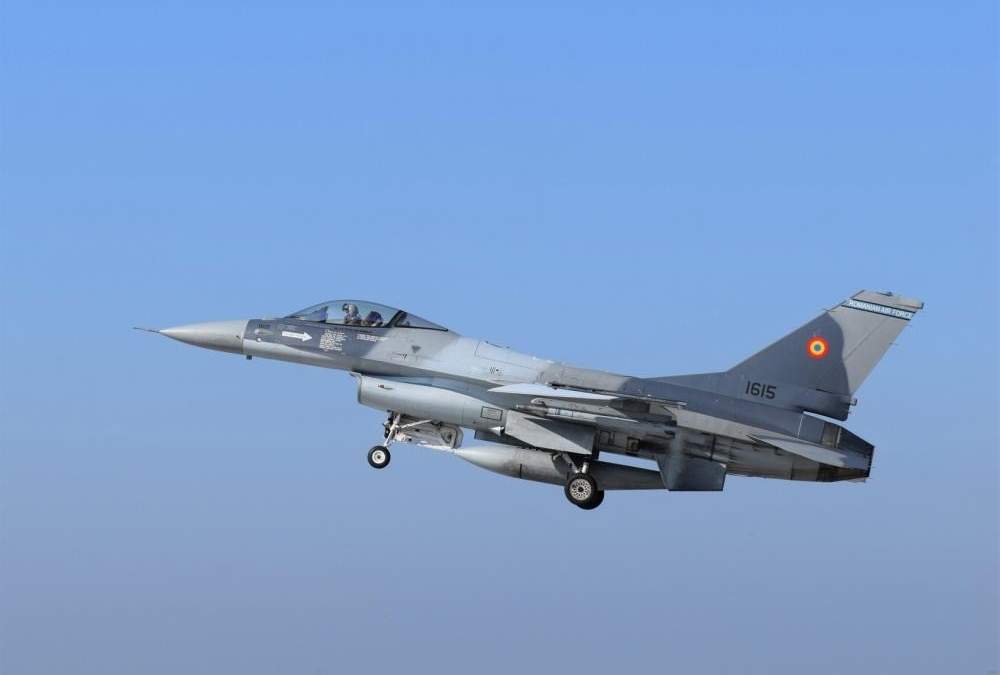 Un avión rumano F-16 Fighting Falcon en la base aérea de Borcea, Rumania, el 20 de octubre de 2021